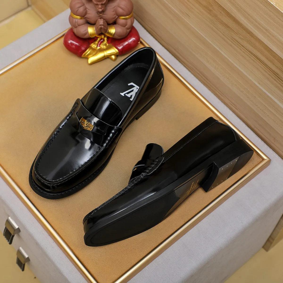 Men's shoes 460 💰 Louis Vuitton LV ® 🆕 model 🔛 full shoe counter, first layer cowhide, 🐂leather lining casual shoes for men, super soft outsole, a must-have for driving. Synchronized with the counter, original first layer cowhide, completely 1:1 mold customization 🌹 top version, color optional! Number: 38-44 (45.46 customized)
